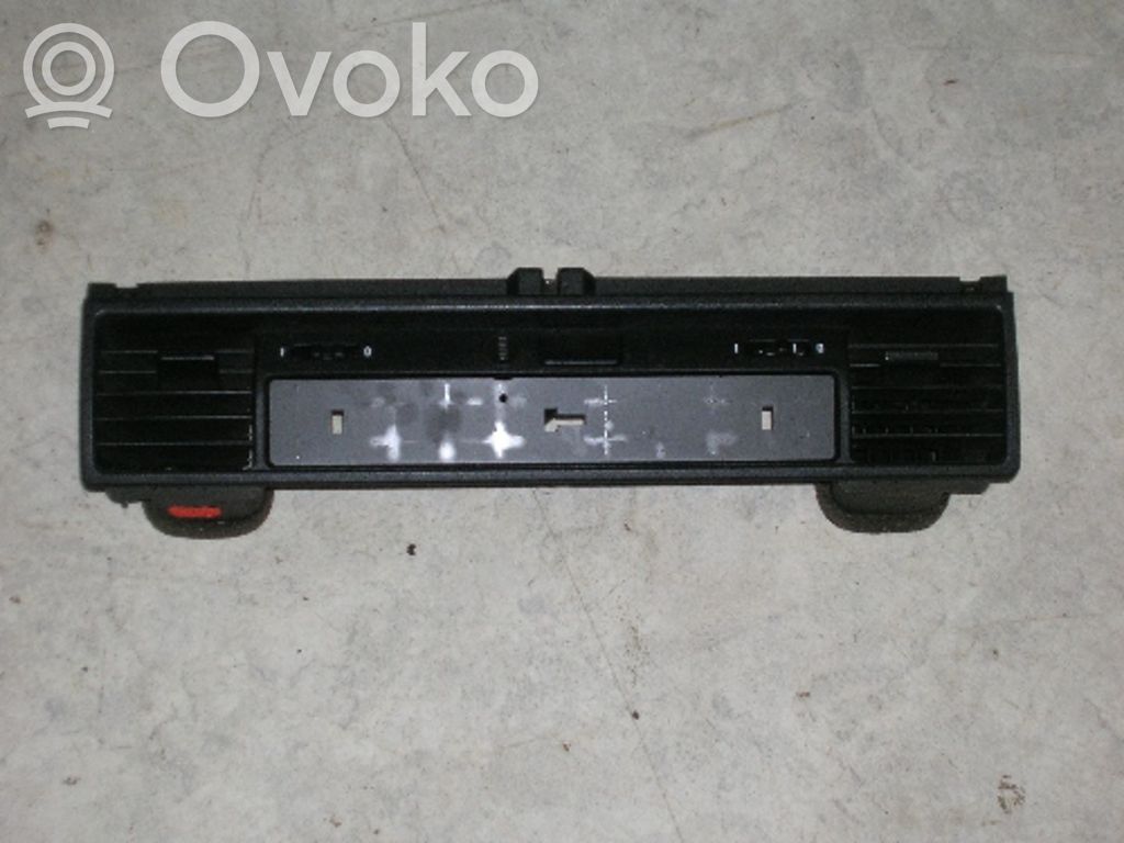 BMW 3 E36 Boczna kratka nawiewu deski rozdzielczej 