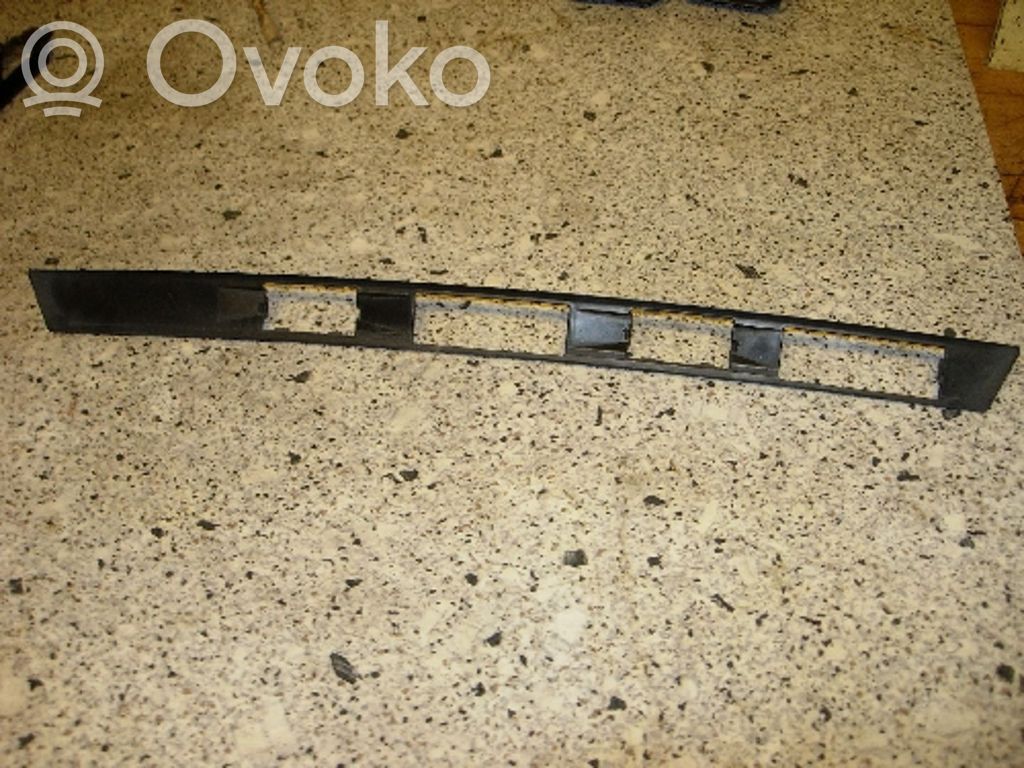 BMW 5 E34 Cita veida bagāžnieka dekoratīvās apdares detaļa 