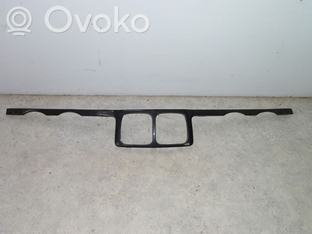 BMW 5 E34 Grotelės dangčio plokštumoje 