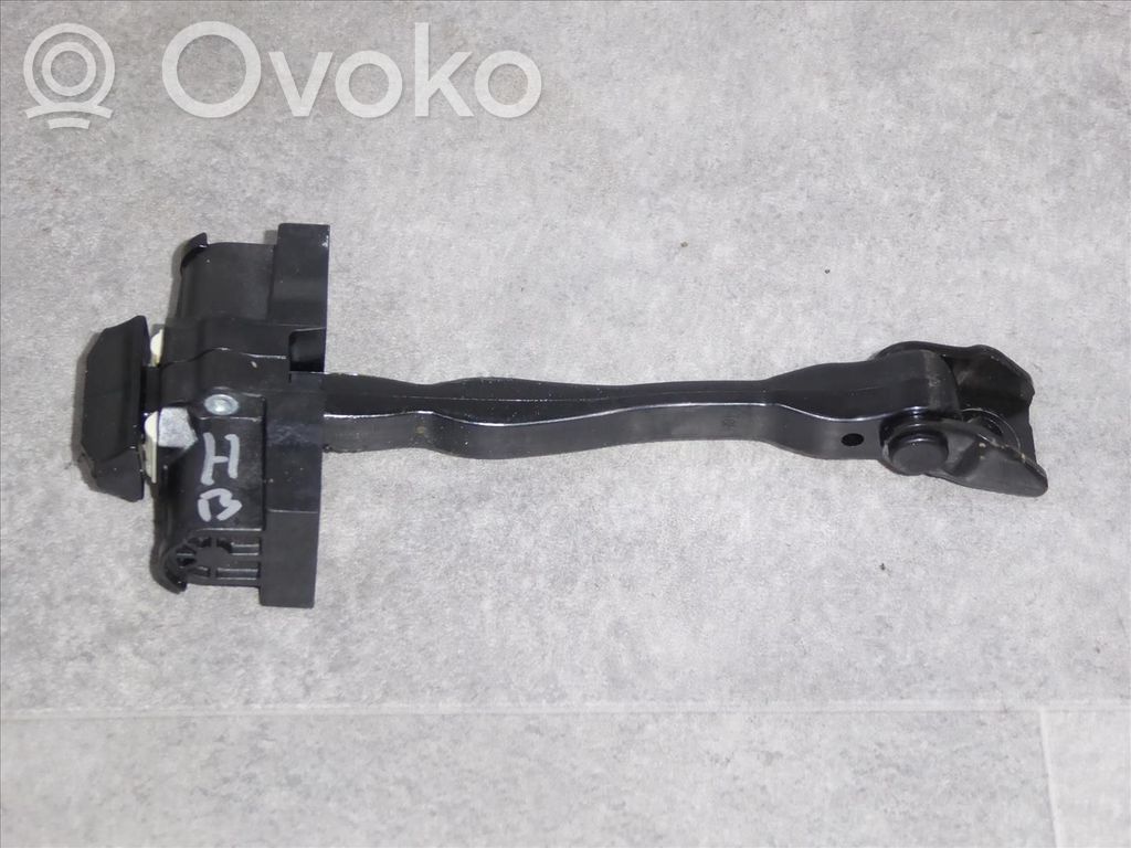 BMW 2 F46 Takaoven pidätin