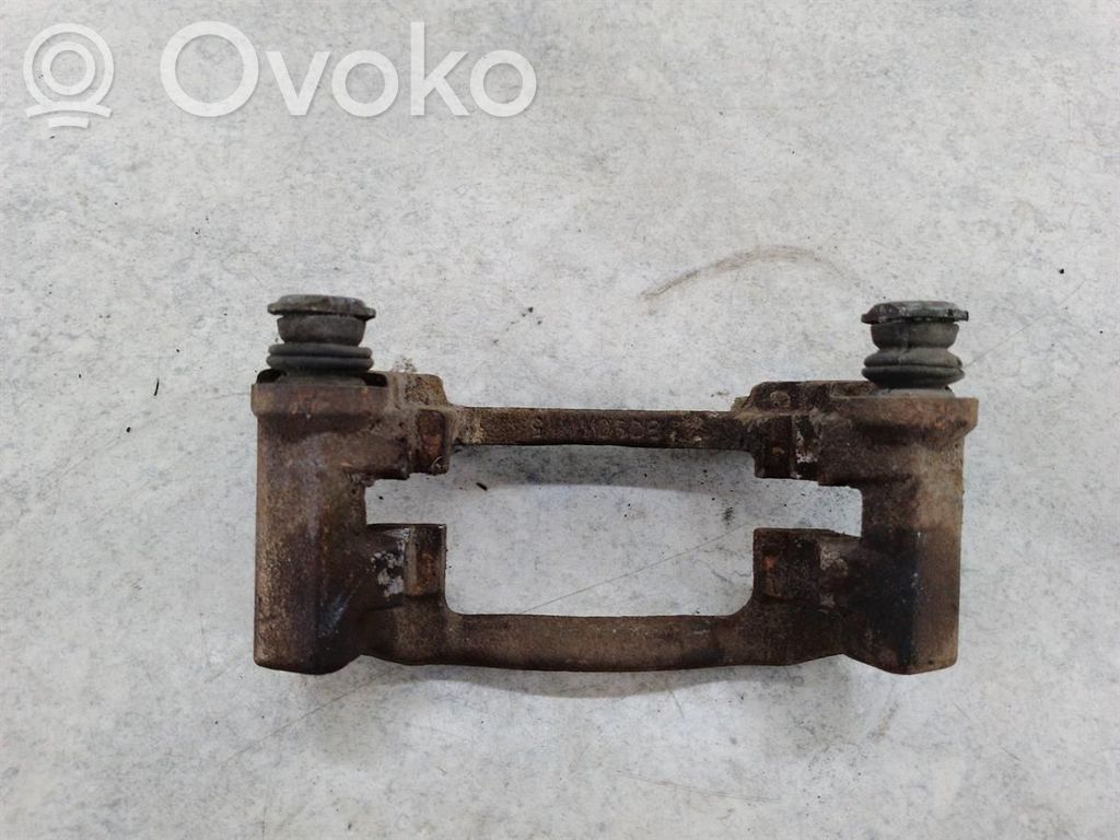 Opel Movano A Jarrusatulan tyynyn pidike takana 