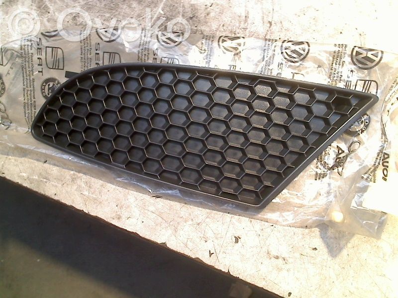 Seat Leon (1P) Unteres Gitter dreiteilig vorne 