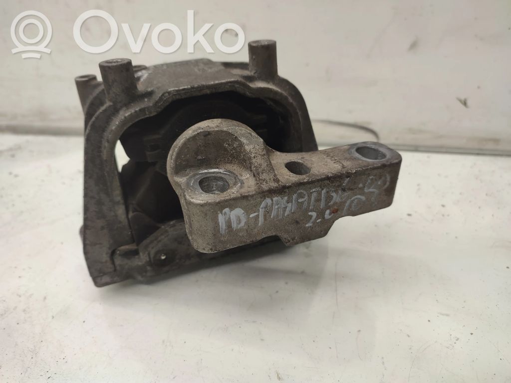 Volkswagen PASSAT B6 Engine mount bracket 