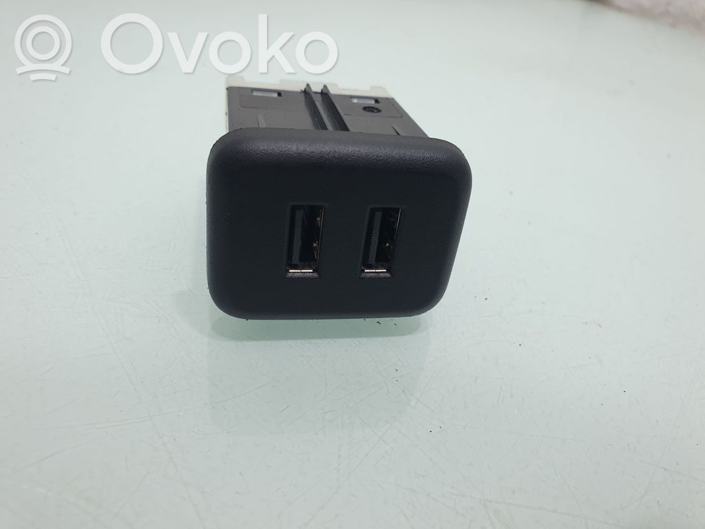 Enchufe conector USB   13587198