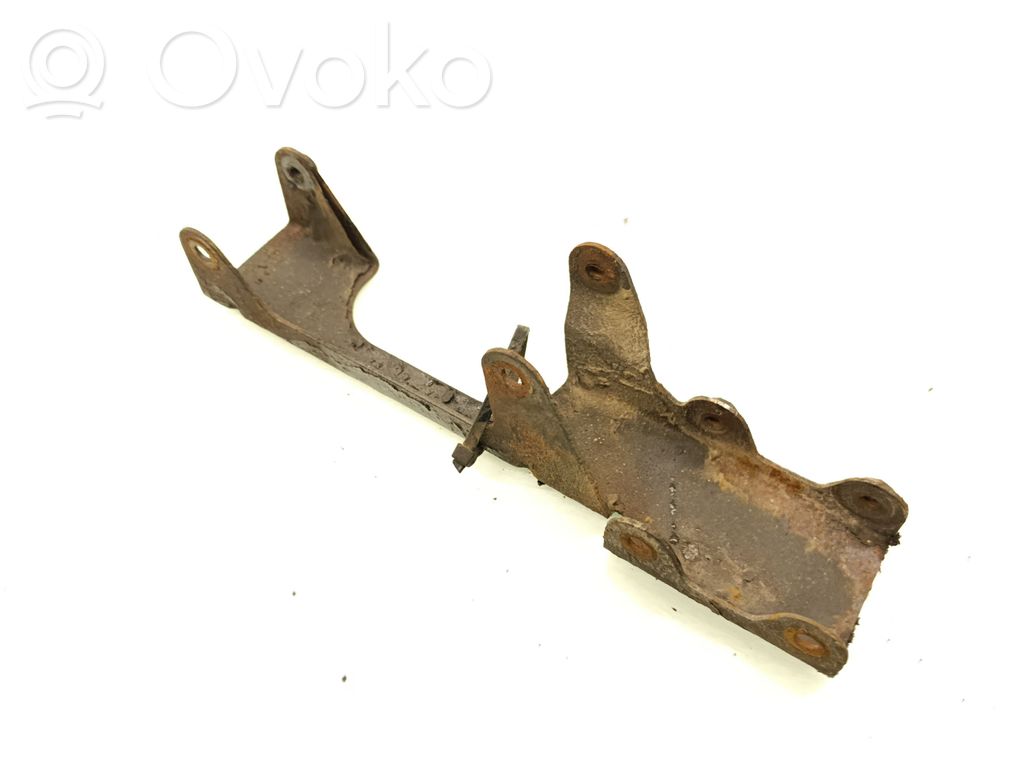 Radiator mount bracket