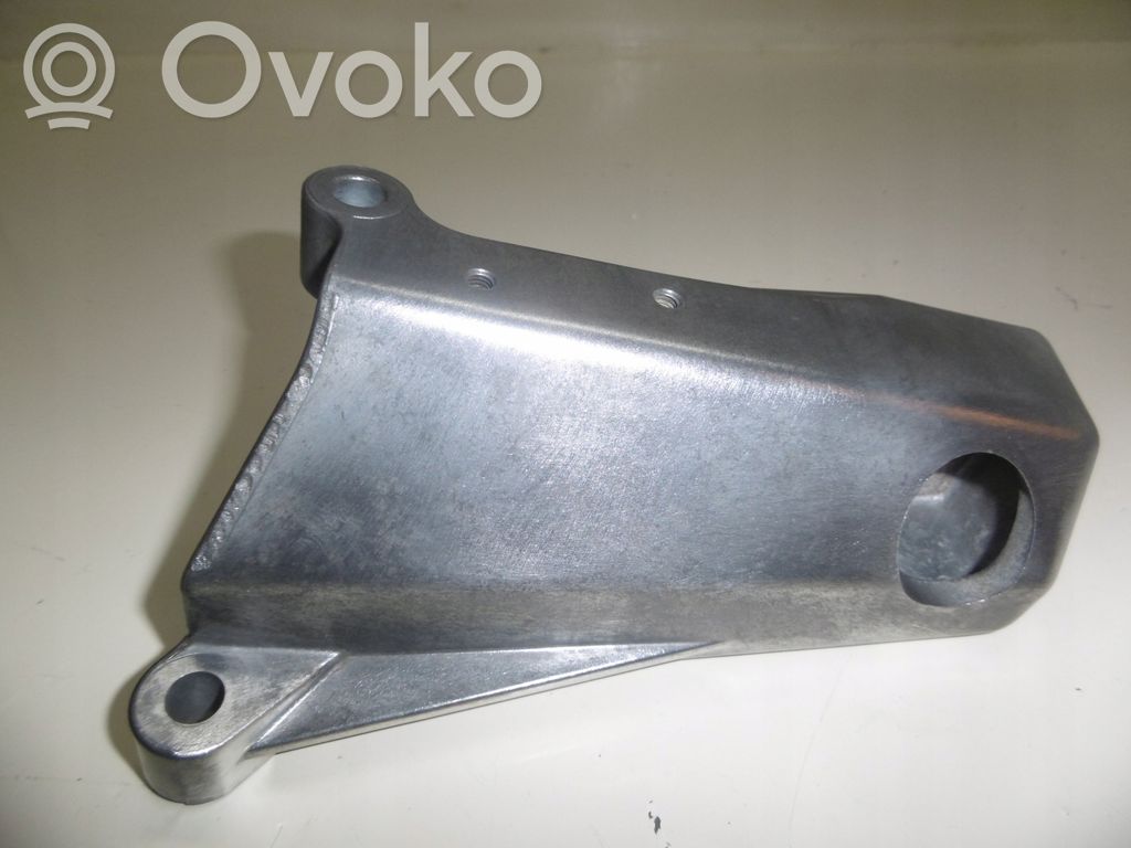 Volvo XC90 Engine mounting bracket 
