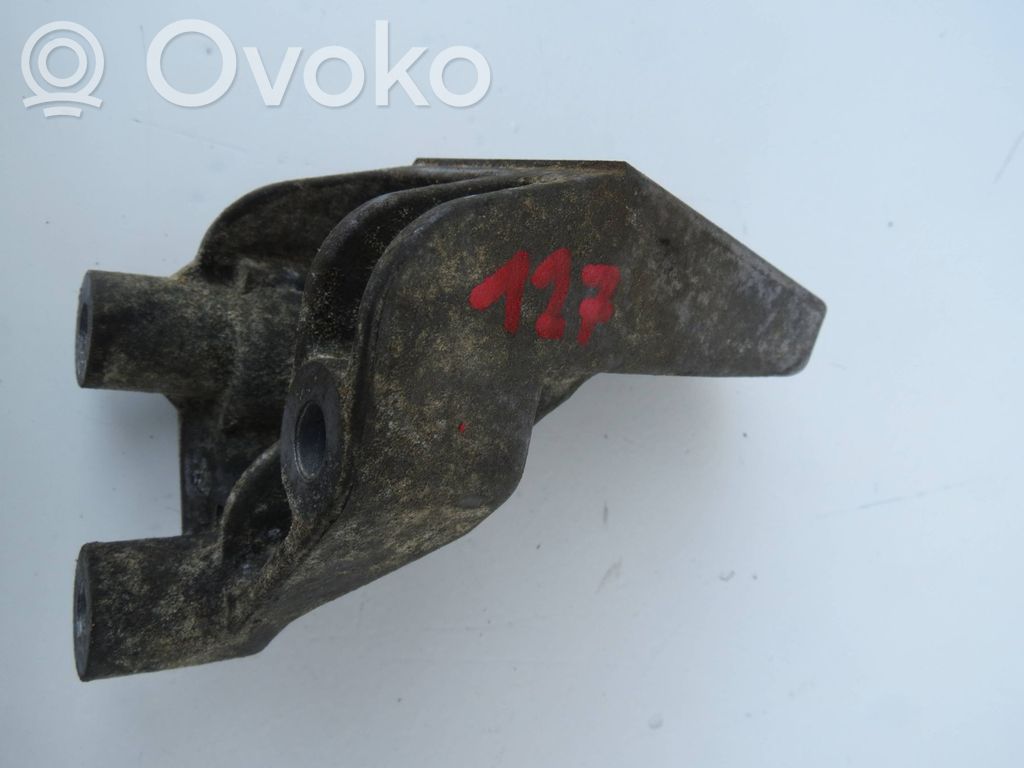 Volvo XC90 Engine mounting bracket 