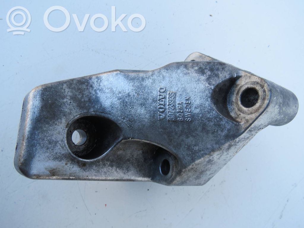 Volvo XC90 Engine mounting bracket 