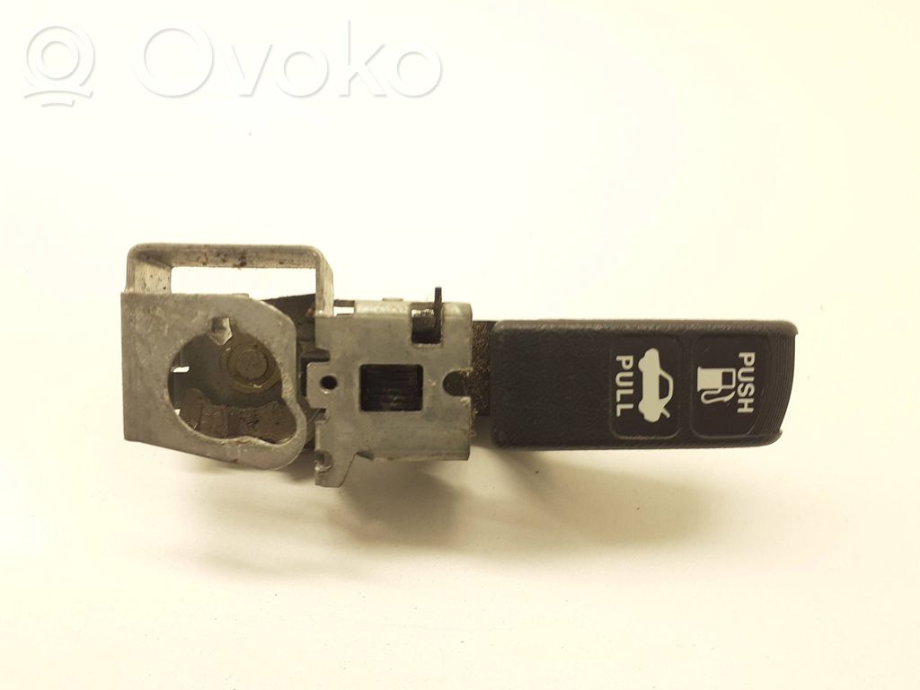 Fuel cap release pull handle