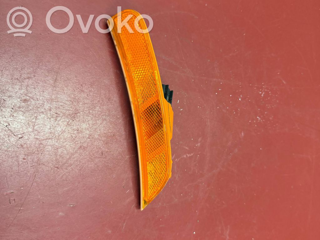 Chrysler Pacifica Front reflector 