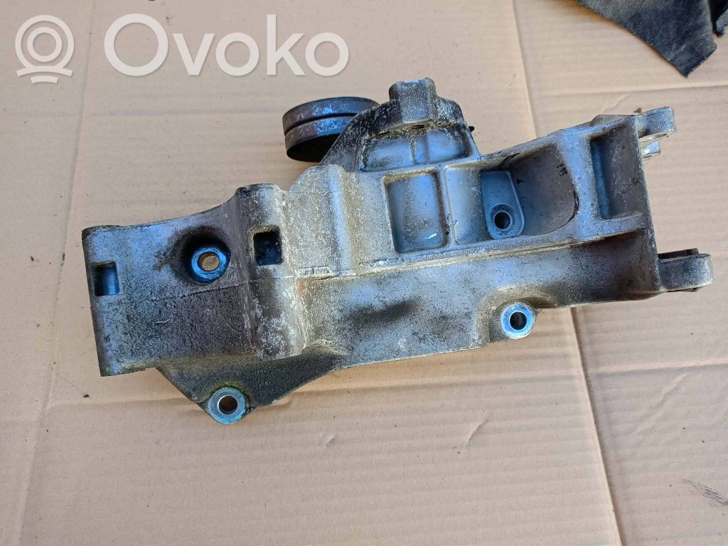 Volkswagen Golf V Generatoriaus kronšteinas 