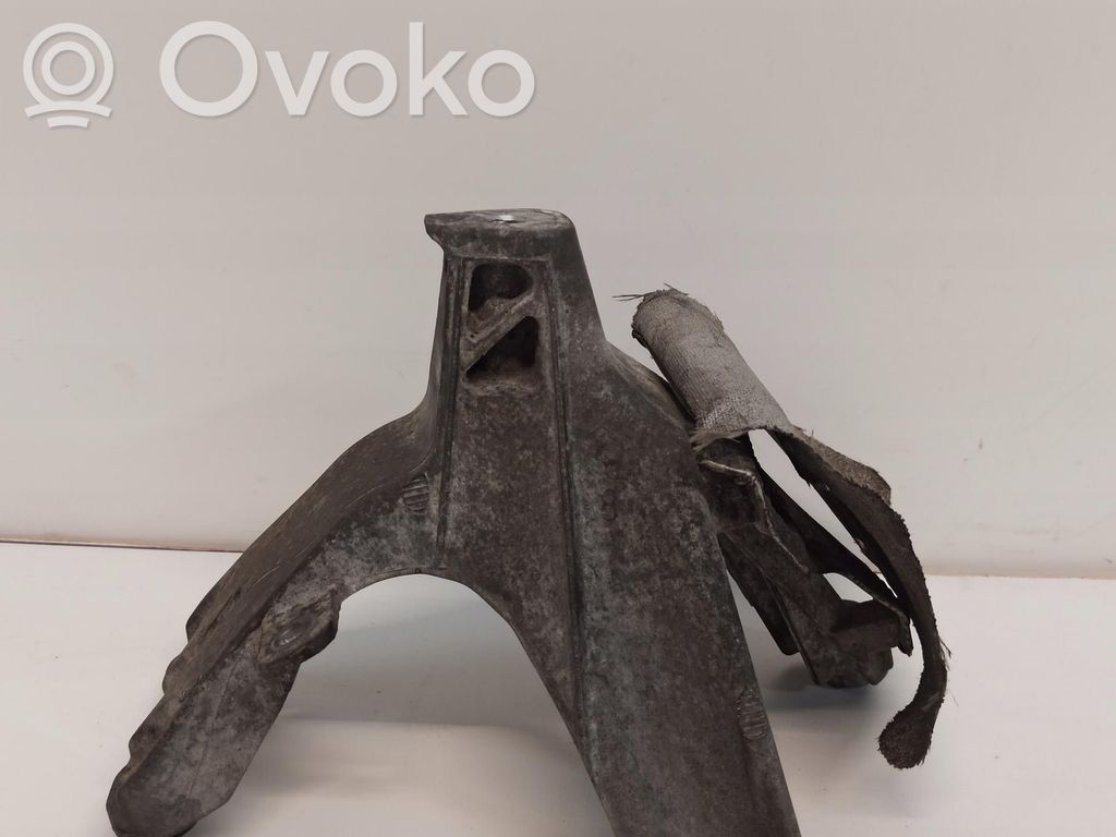 Audi A4 S4 B5 8D Engine mounting bracket 