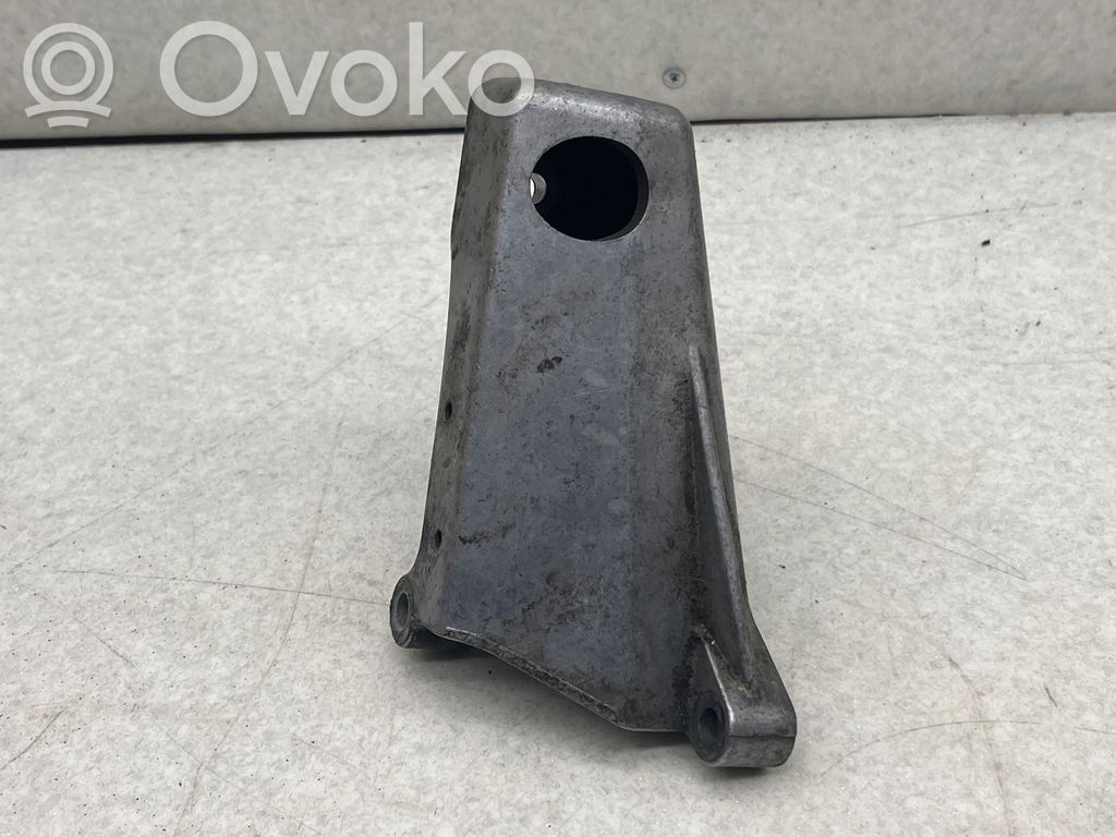 Volvo XC90 Engine mounting bracket 