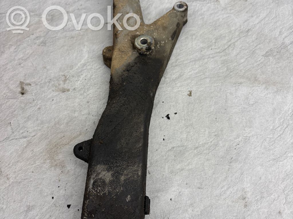 Volvo XC90 Engine mounting bracket 