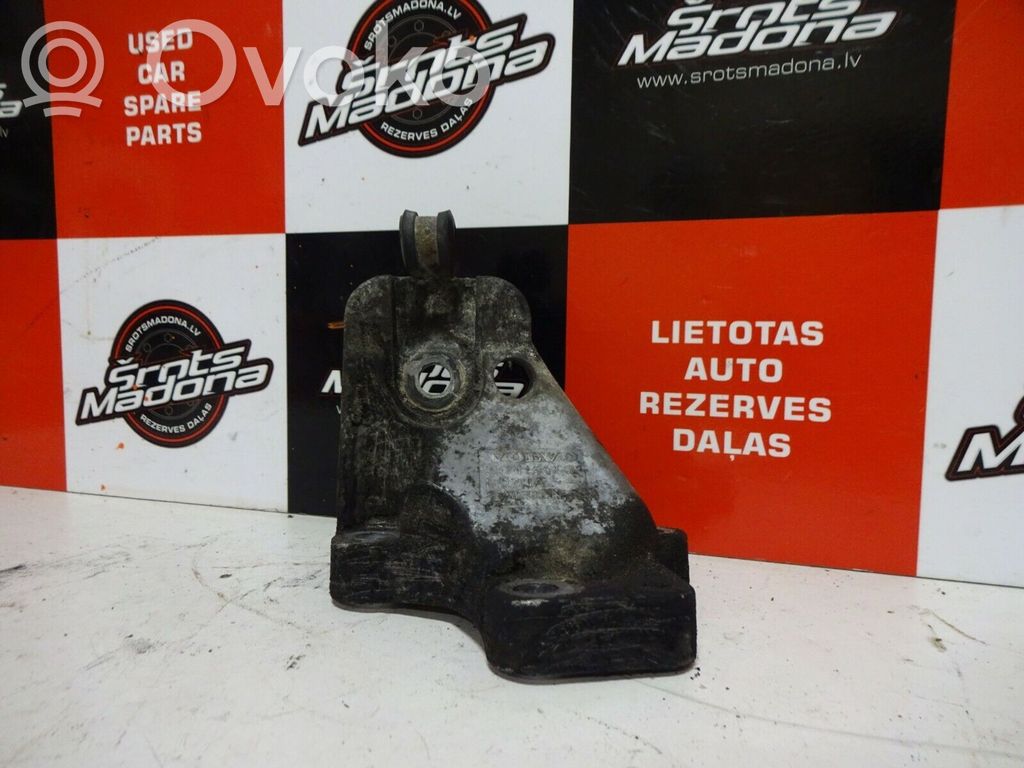 Volvo XC90 Engine mounting bracket 