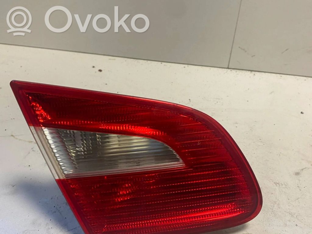 Skoda Superb B6 (3T) Aizmugurējais lukturis pārsegā 