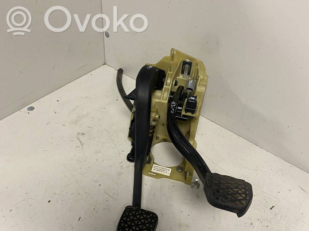Pedal assembly   6769219,4010613A,6759944,1161586