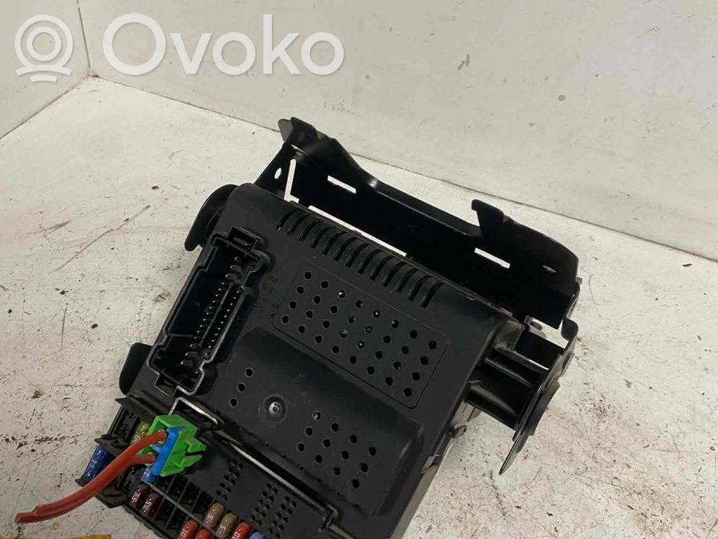 Volvo XC70 Ramka / Moduł bezpieczników 