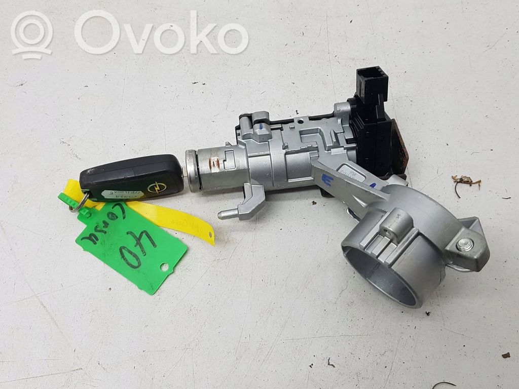 Opel Corsa E Užvedimo spynelė 