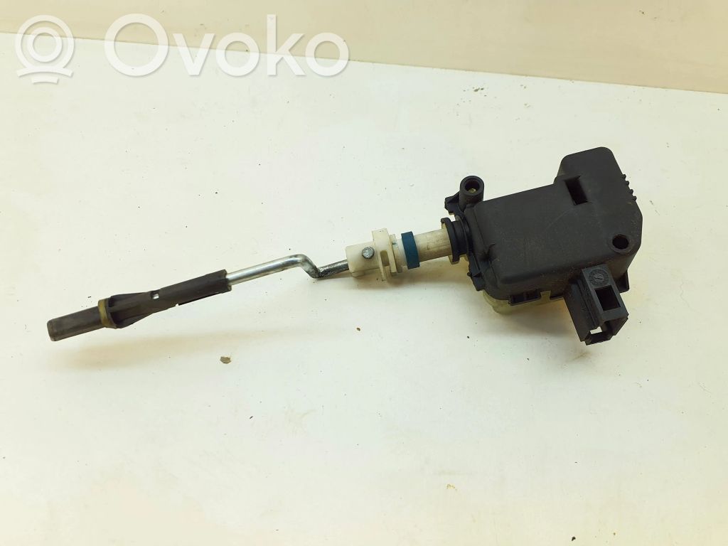 Volkswagen Jetta V Silniczek / Siłownik zamka centralnego 