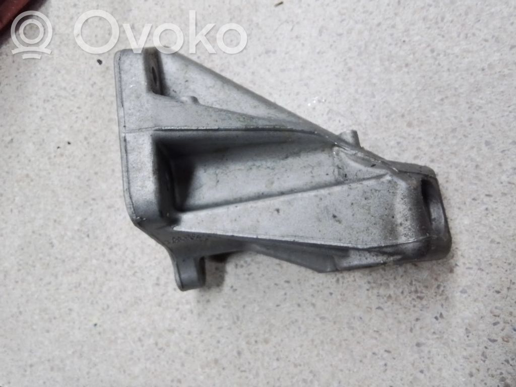 Engine mounting bracket   2284112