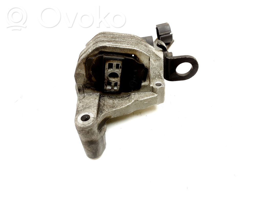 Volvo XC90 Engine mount bracket 