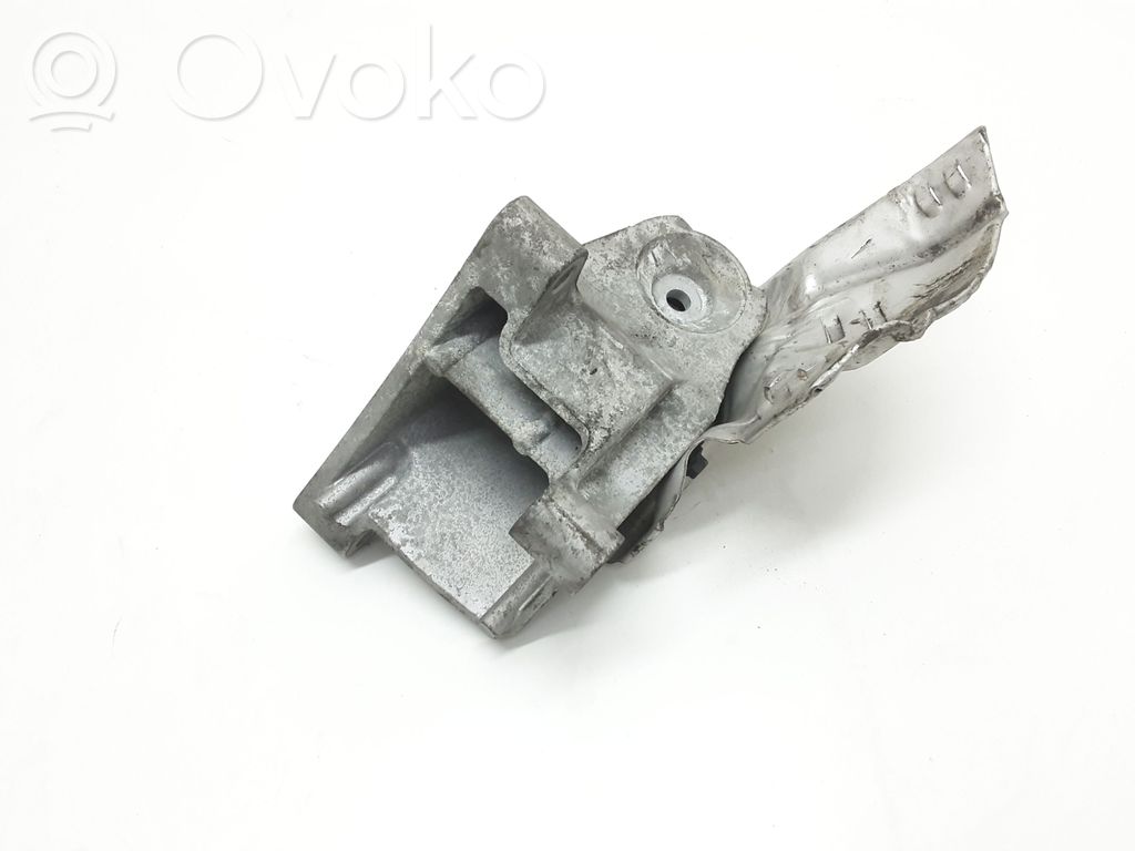 Volvo XC90 Engine mounting bracket 