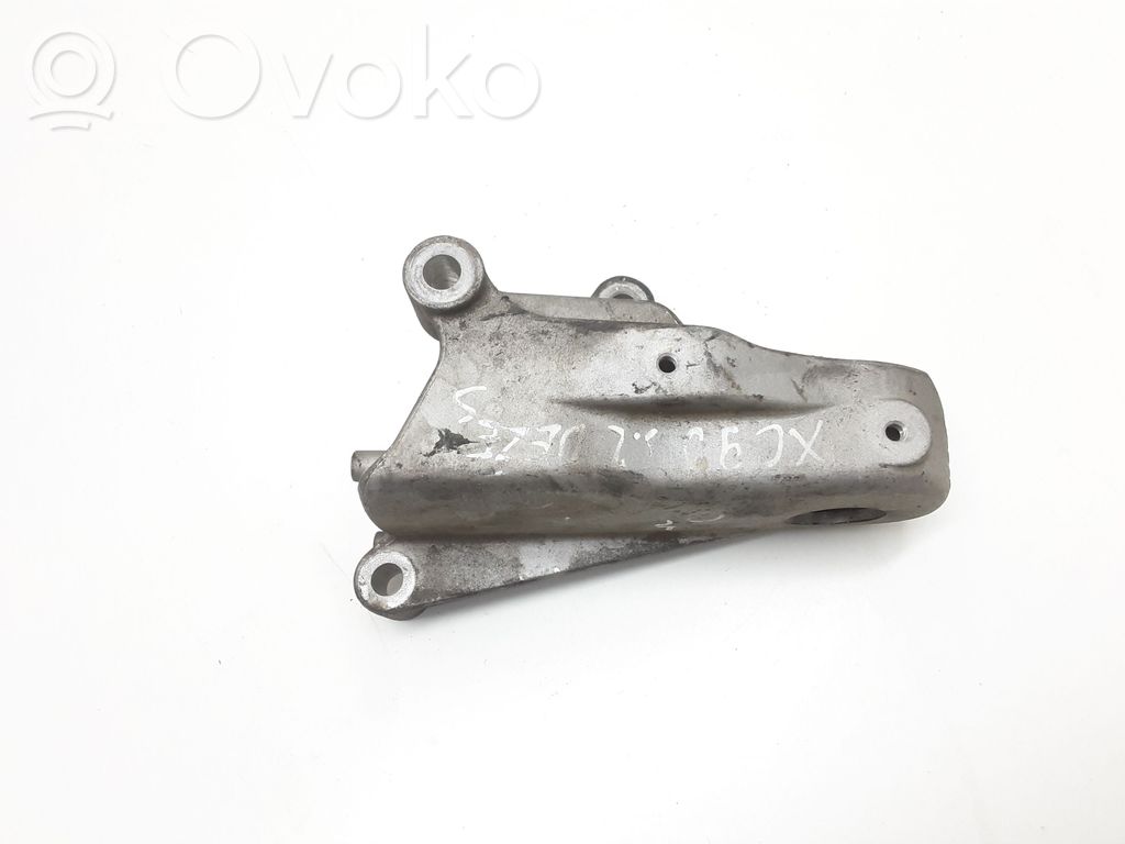 Volvo XC90 Engine mounting bracket 