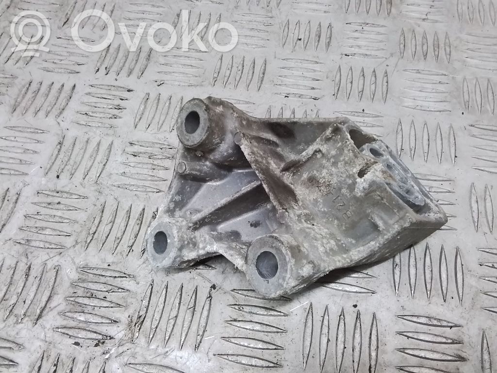 Volvo XC70 Engine mounting bracket 