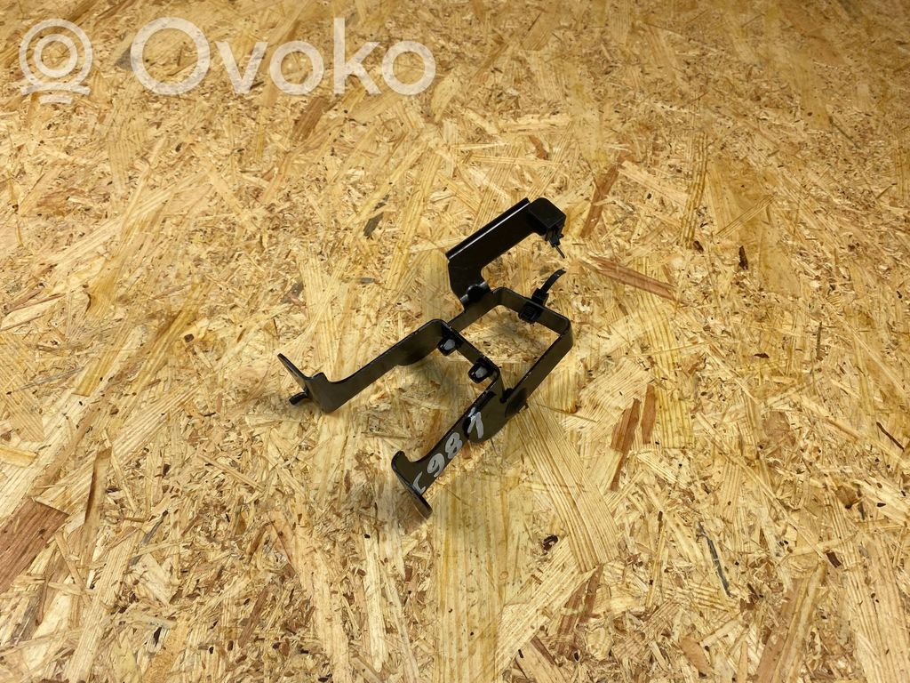 Volvo XC40 Intercooler pipe mounting bracket 