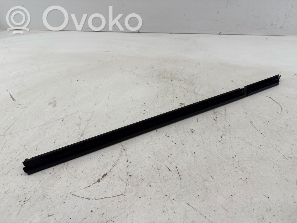 Volkswagen Golf VIII Listwa / Uszczelka szyby drzwi tylnych 