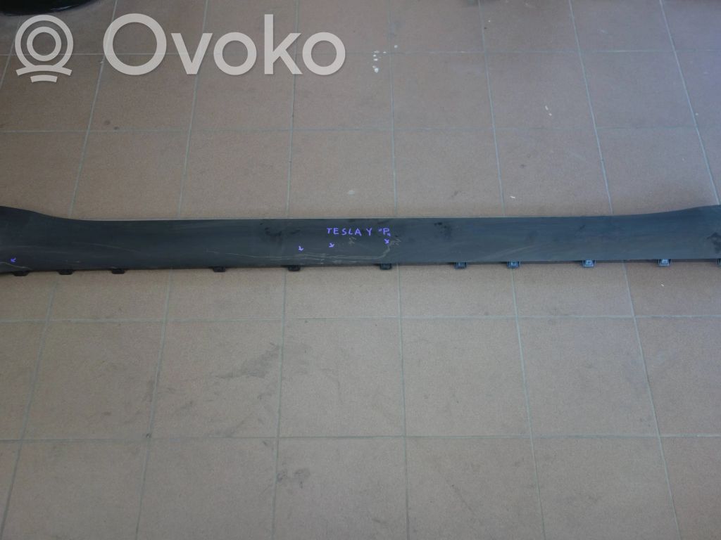 Tesla Model Y Sill/side skirt trim 