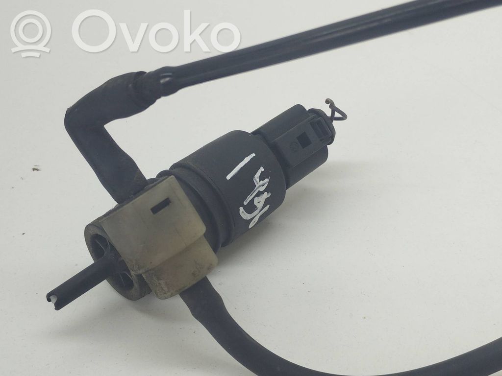 Volkswagen PASSAT B5 Windscreen/windshield washer pump 