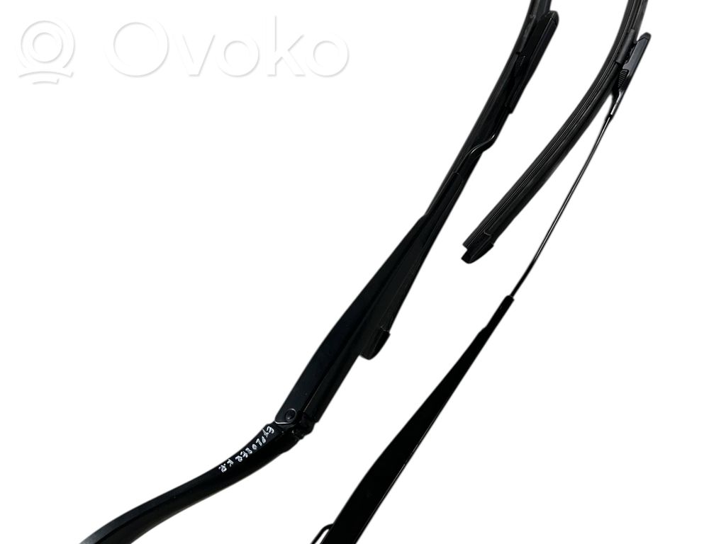 Ford Explorer VI Front wiper blade arm 