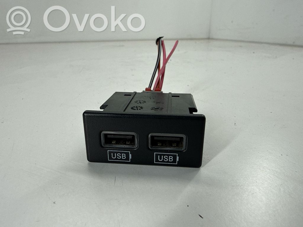 USB socket connector   68253158AA,68253158AB
