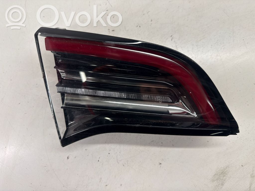 Tesla Model 3 Takaluukun takavalot 