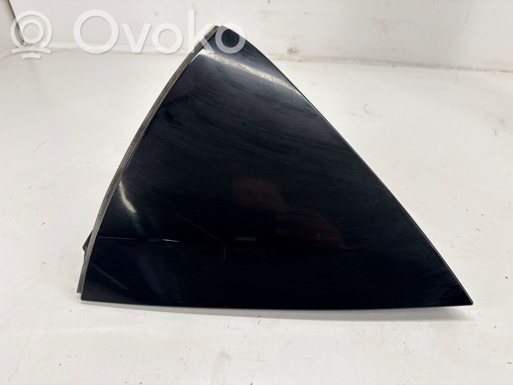 Chrysler Pacifica Tailgate trim 