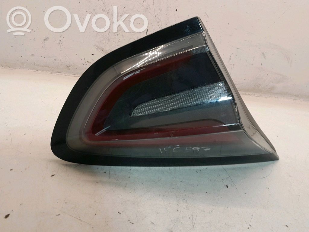 Luz trasera/de freno   L1TB13A603AA