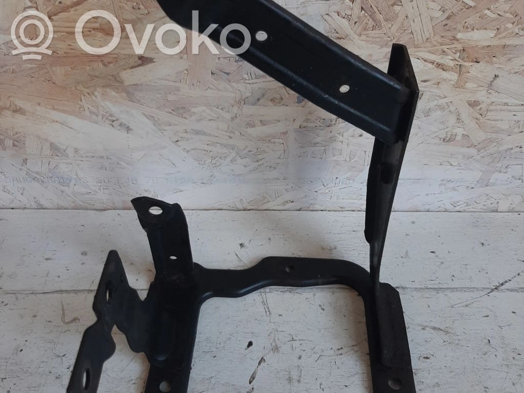 Volvo V50 Power steering pump mounting bracket 