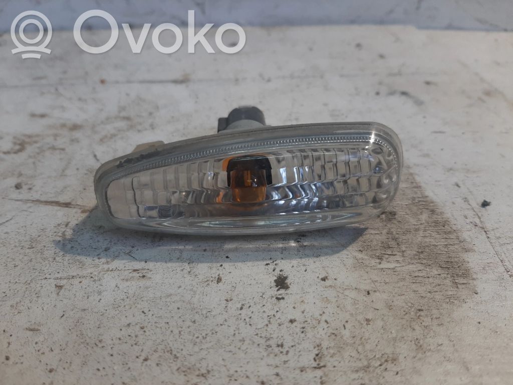 Front fender indicator light   923033L1