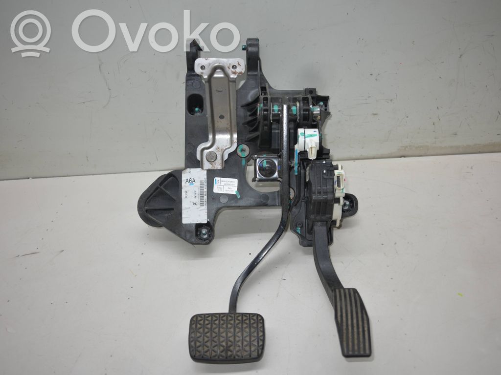 Opel Mokka X Pedal assembly 