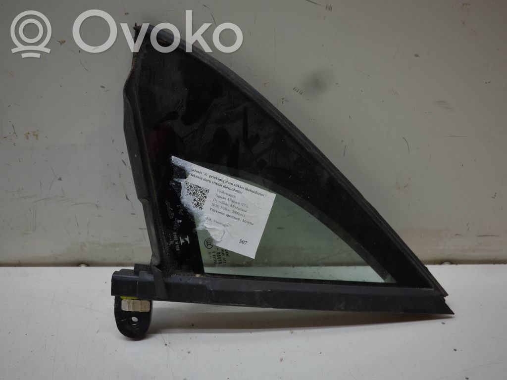 Volkswagen Tiguan Front door vent window glass four-door 
