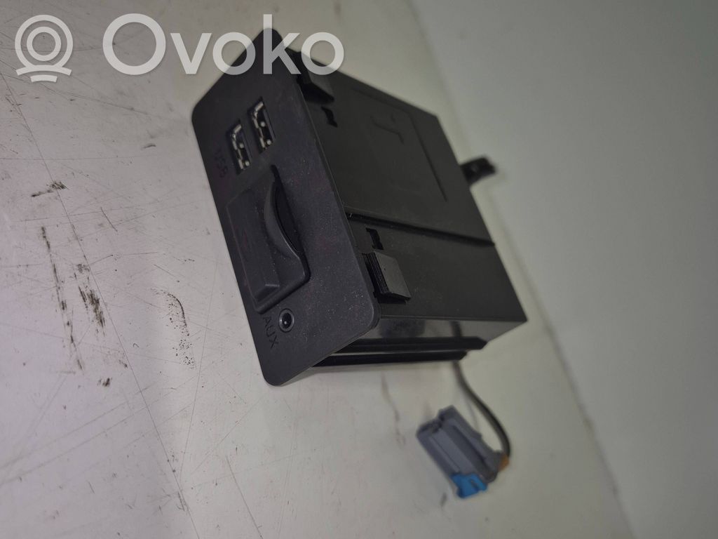 Mazda 3 II USB socket connector 