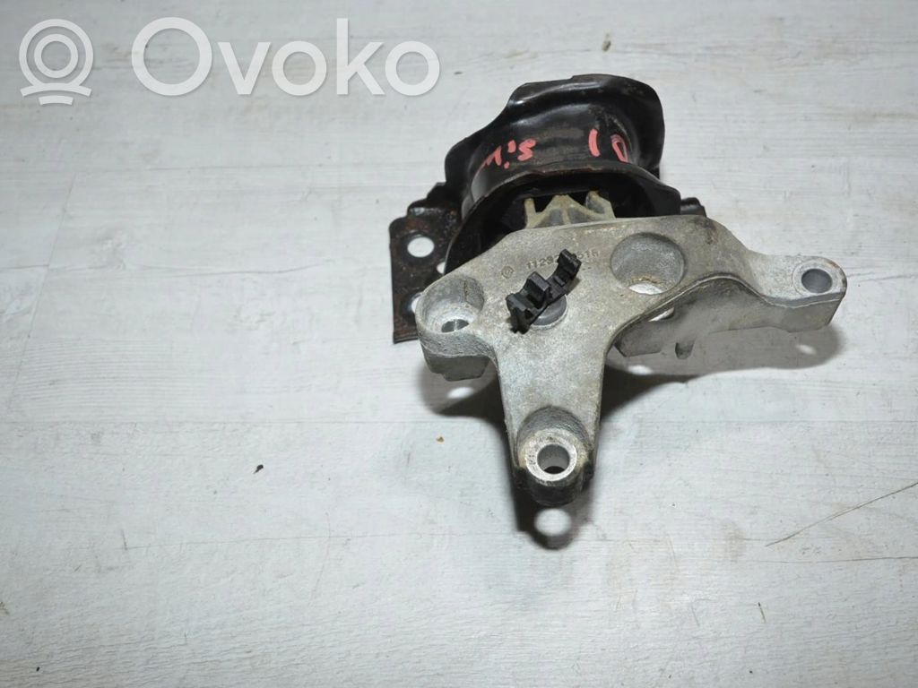 Dacia Duster Engine mounting bracket 