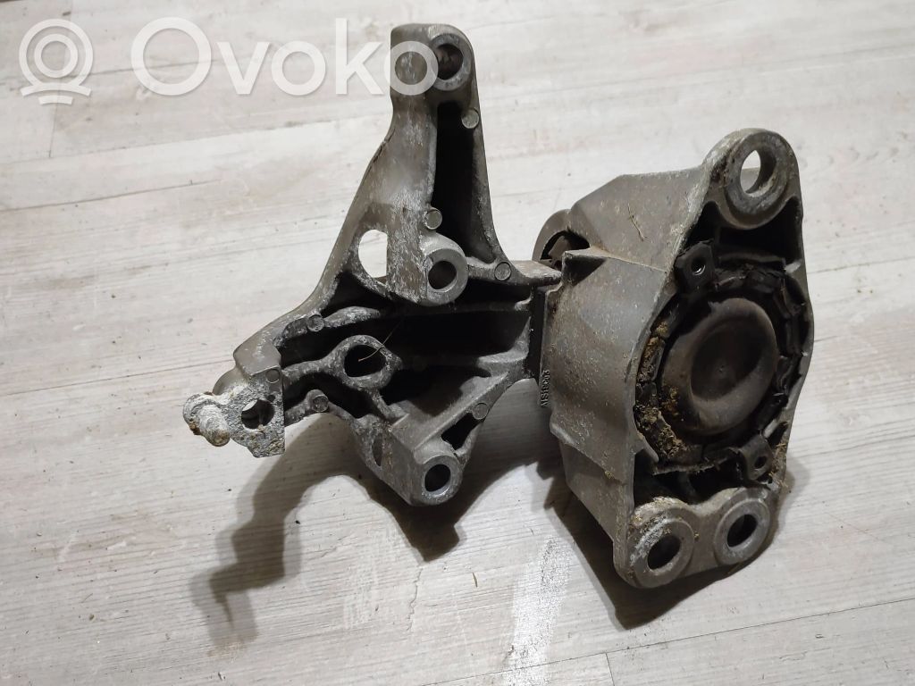 Dacia Duster Engine mount bracket 