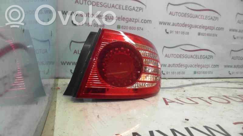 Hyundai Elantra Luci posteriori 