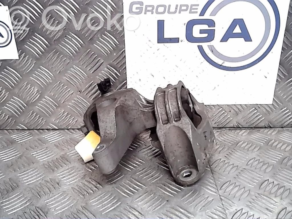 Dacia Duster Engine mount bracket 