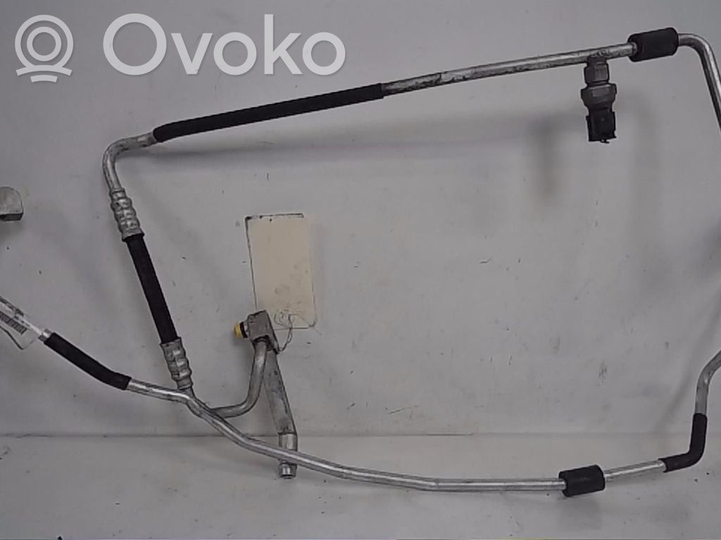 BMW 1 E81 E87 Ilmastointilaitteen putki (A/C) 