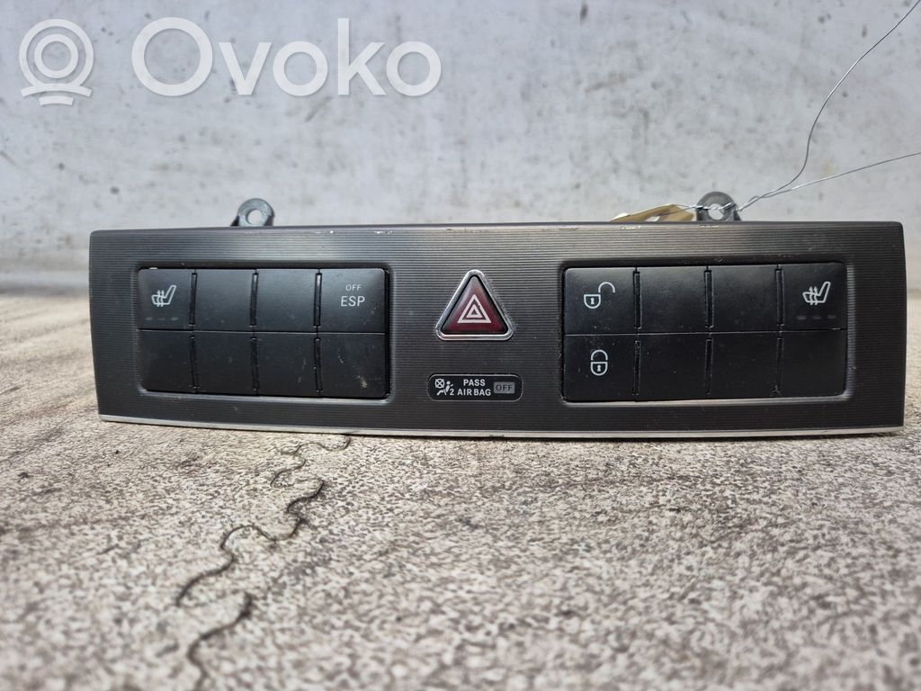 Mercedes-Benz C W203 Botón interruptor de luz de peligro 