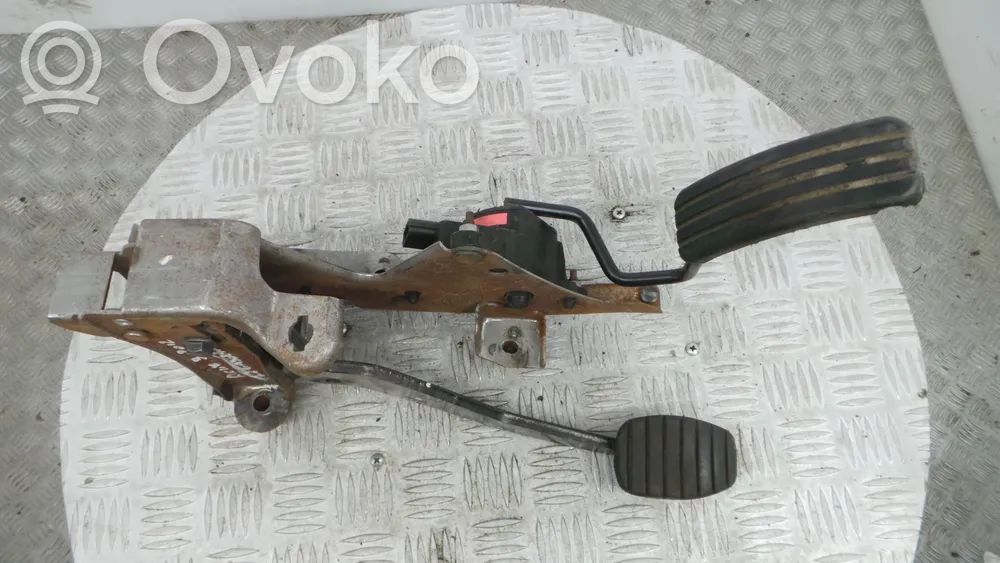 Renault Clio III Jarrupolkimen anturin kytkin 